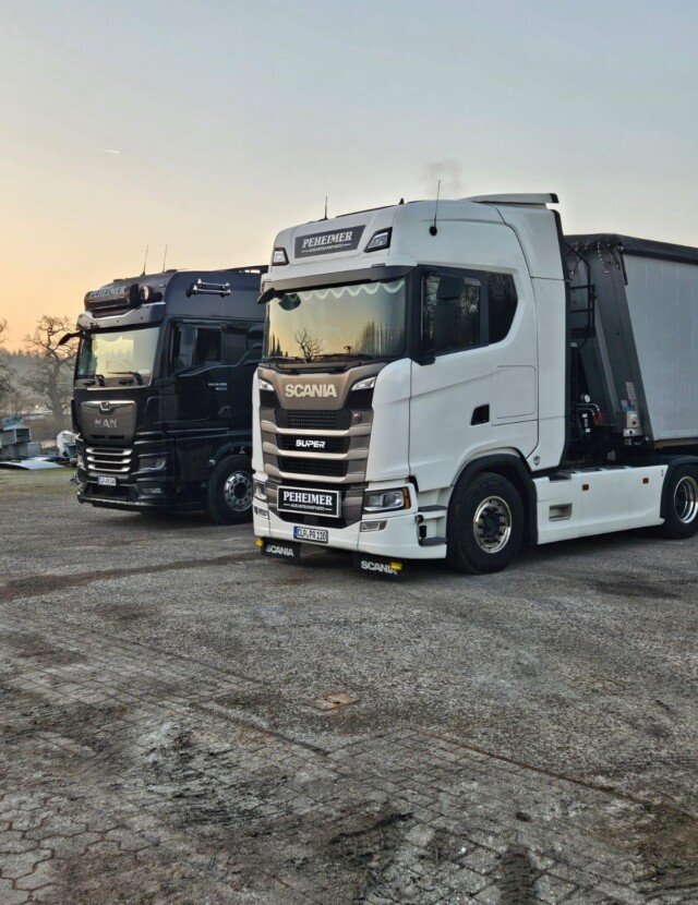 Zwei LKW der Peheimer Agrartransporte GbR