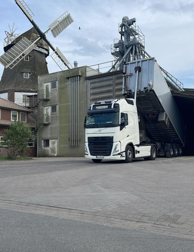 LKW der Peheimer Agrartransporte GbR beim Entladen vor einer Mühle