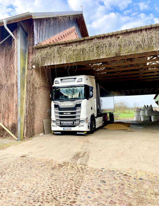 LKW der Peheimer Agrartransporte GbR auf einem Bauernhof