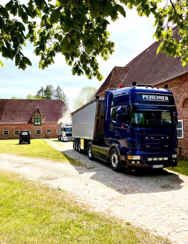 LKW der Peheimer Agrartransporte GbR auf einem Bauernhof